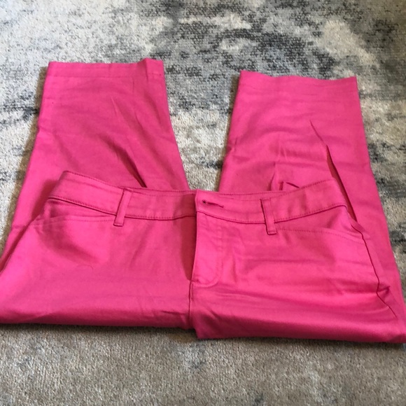 END OF YEAR SALE! | St John’s Bay Pink Capris - Picture 1 of 3